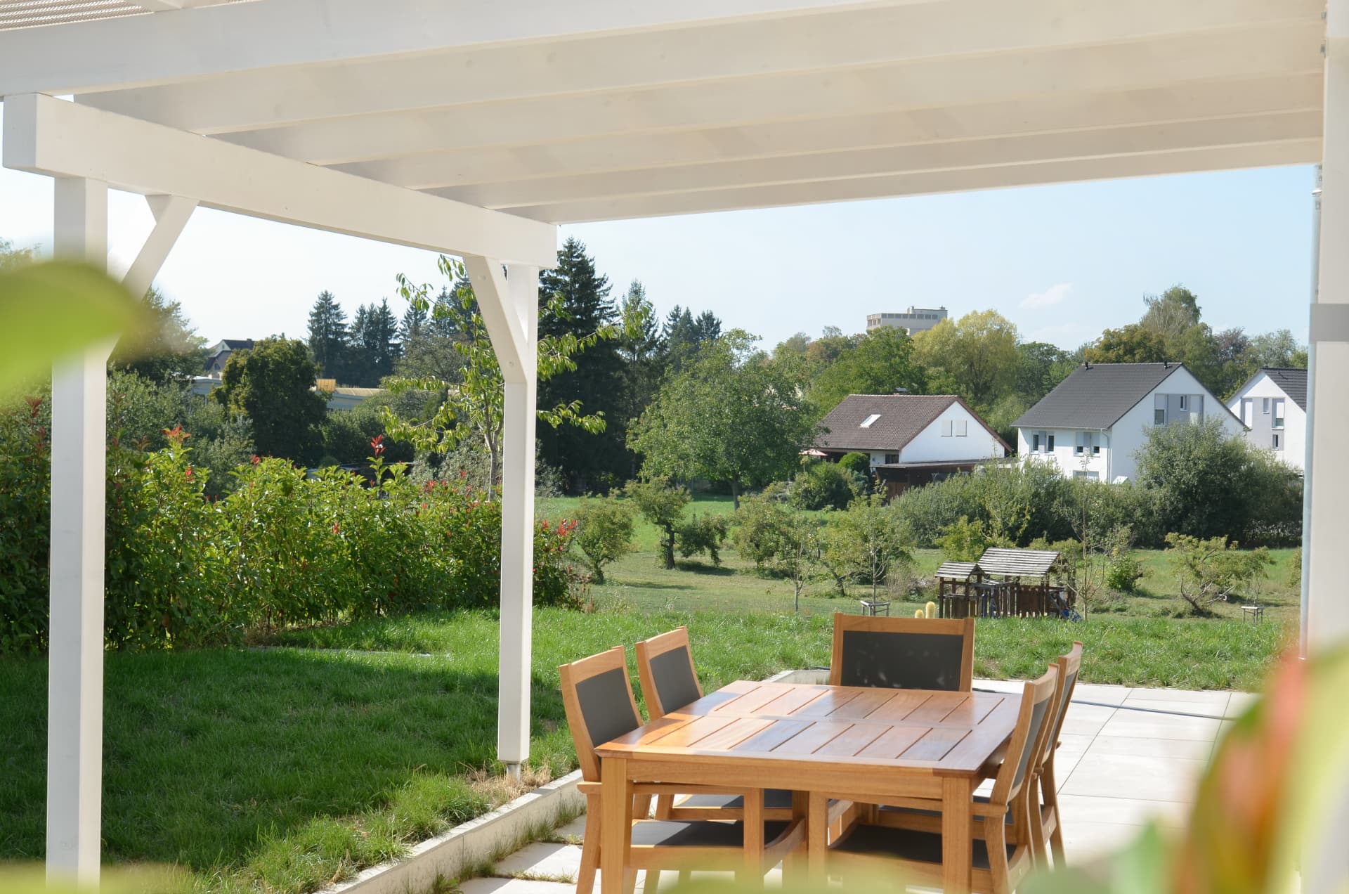 Überdachte Terrasse mit Blick über Streuobstwiesen