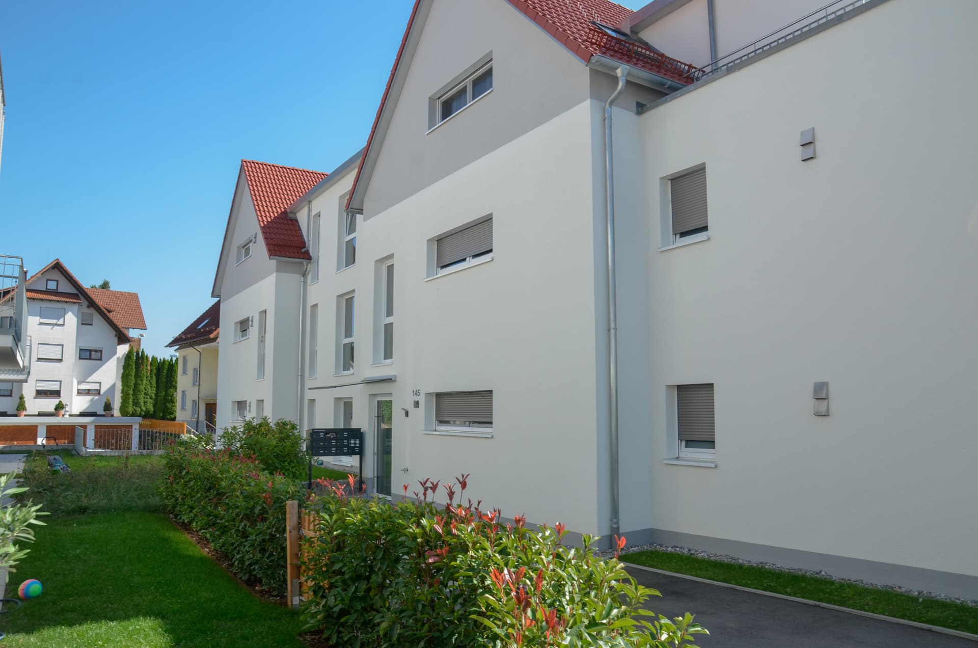 Hauseingang und Fassade eines Wohngebäudes im dritten Bauabschnitt