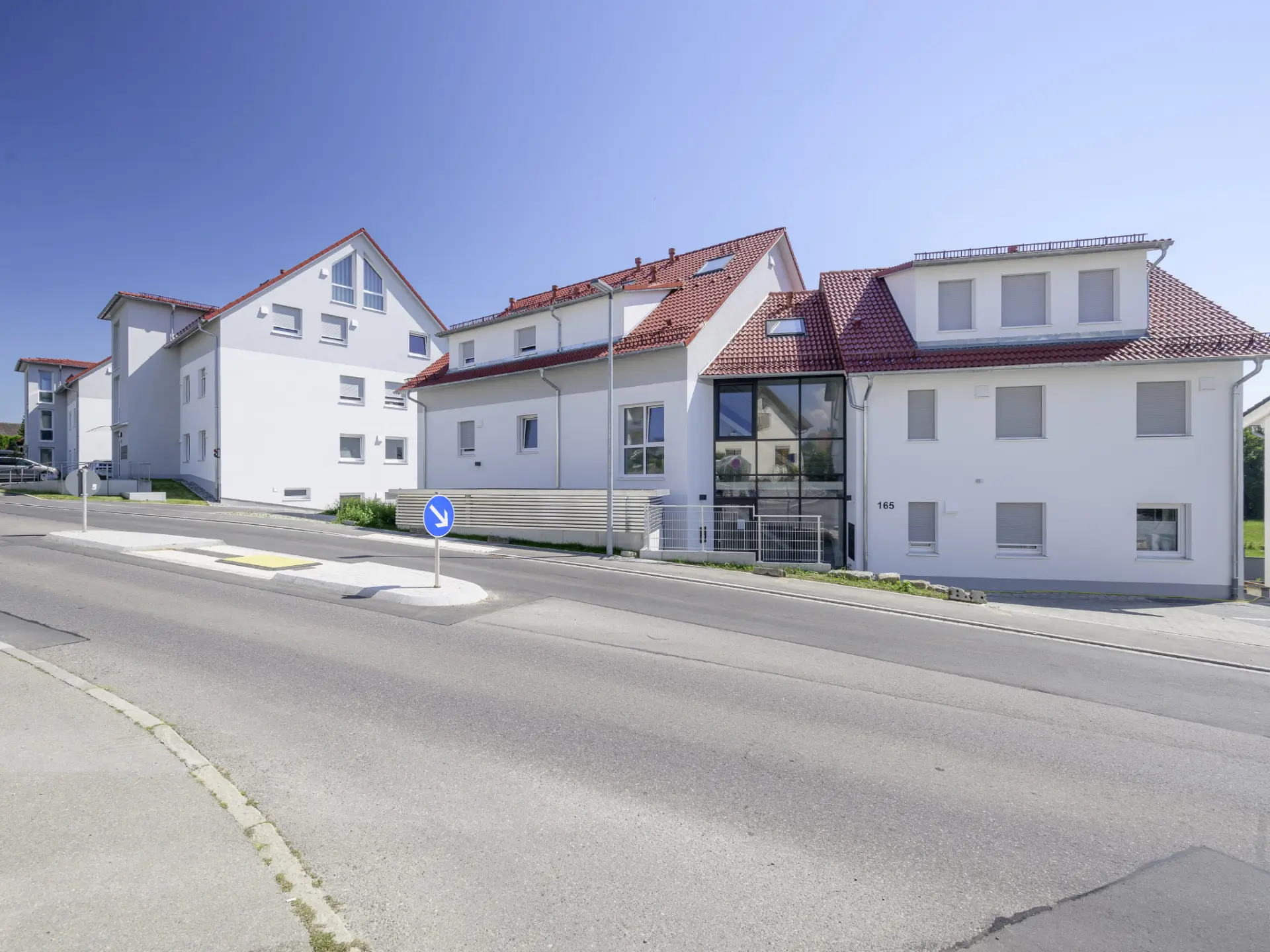 Mehrfamilienhaus im zweiten Bauabschnitt des Wohnparks Efrizweiler – Ansicht über die Wiese