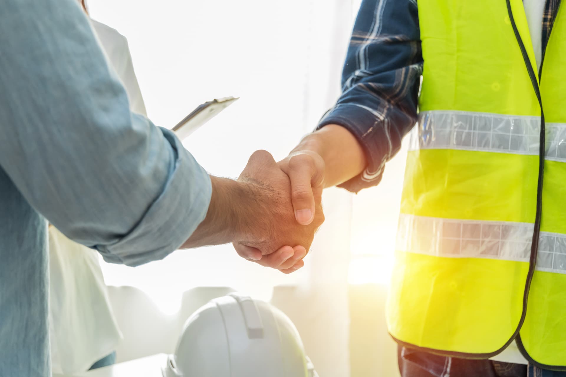 Handschlag auf der Baustelle – Bauleitung