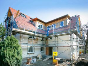 Blick auf den Eingangsbereich - am Dach entstehen zusätzliche Gaupen
