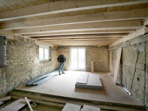 Die Holzbalkendecken werden wegen der fehlenden Raumhöhe nach oben versetzt. An den bestehenden Ziegelwänden wird Rotkalkputz aufgebracht, der ähnlich gute Eigenschaften wie ein Lehmputz besitzt und stark feuchteregulierend wirkt. Dadurch wird  ein gutes Raumklima erzielt