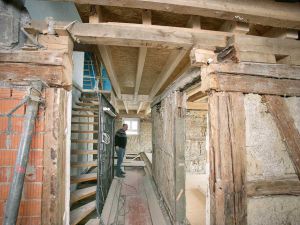 Der Brandschutz ist in Fachwerkhäusern ein sehr wichtiges Thema. Die bestehende Treppe wird durch eine neue, gestemmte Eichtreppe ersetzt, welche die Brandschutzauflagen erfüllt. Die historische Fachwerkwand bleibt in diesem Bereich sichtbar.