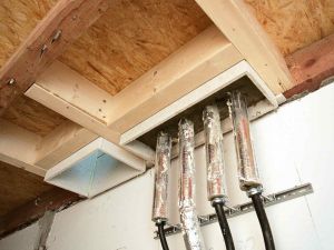 Die Deckendurchbrüche der Versorgungsleitungen müssen im Detail geplant und fachgerecht ausgeführt werden
