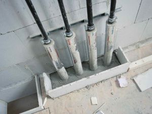 Die Deckenbrüche werden als Insellösungen realisiert. Hierzu wird an den Leitungen eine Betonumgebung geschaffen, so dass die brandgefährdeten Holzbereiche an keiner Stelle in den Leitungen in Berührung kommen