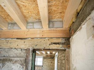 Die Ausmauerung im Bereich der Geschossdecke dient ebenso dem Schallschutz wie eine zusätzliche Vorsatzschale vor der Fachwerkwand